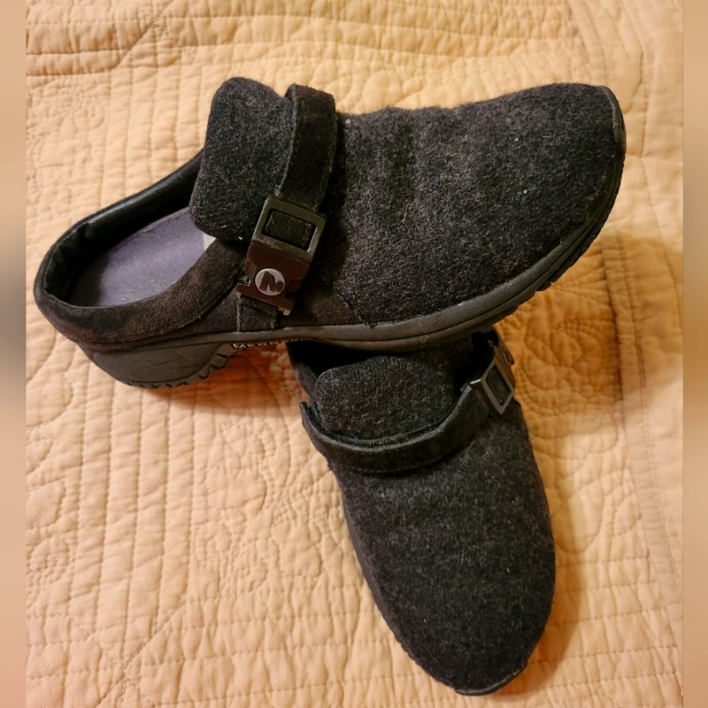 Women's Merrell Gray wool clog/slip-on shoe style is called Encore Size 8